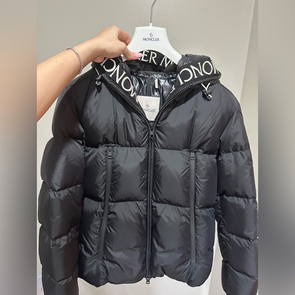 100% authentic men’s Moncler logo hooded puffer jacket